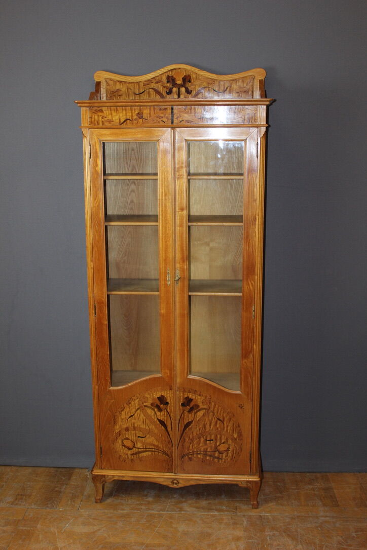 Vitrine Art nouveau en frêne et marqueterie de fleurs