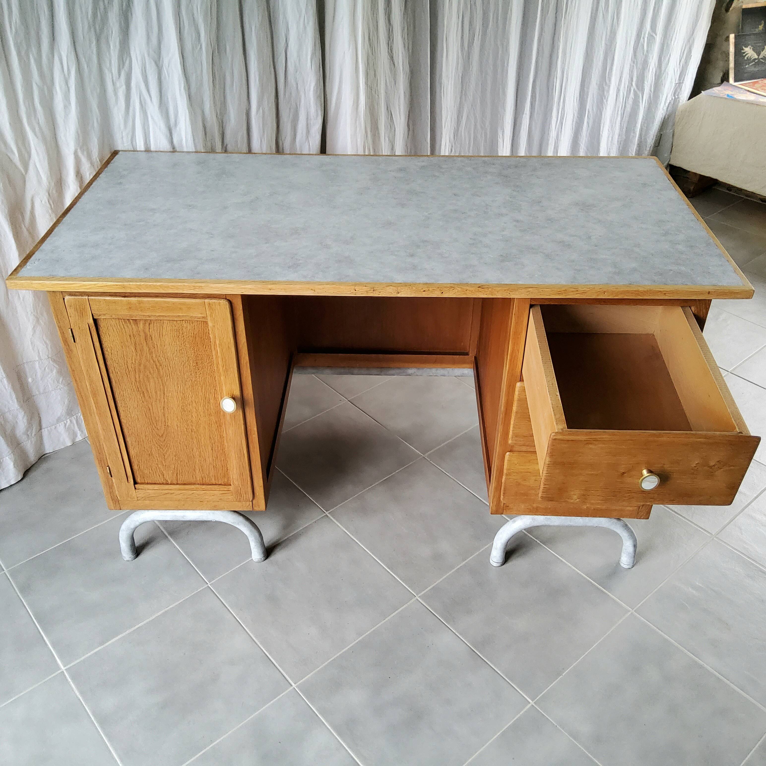 Bureau de maître d’école des années 50