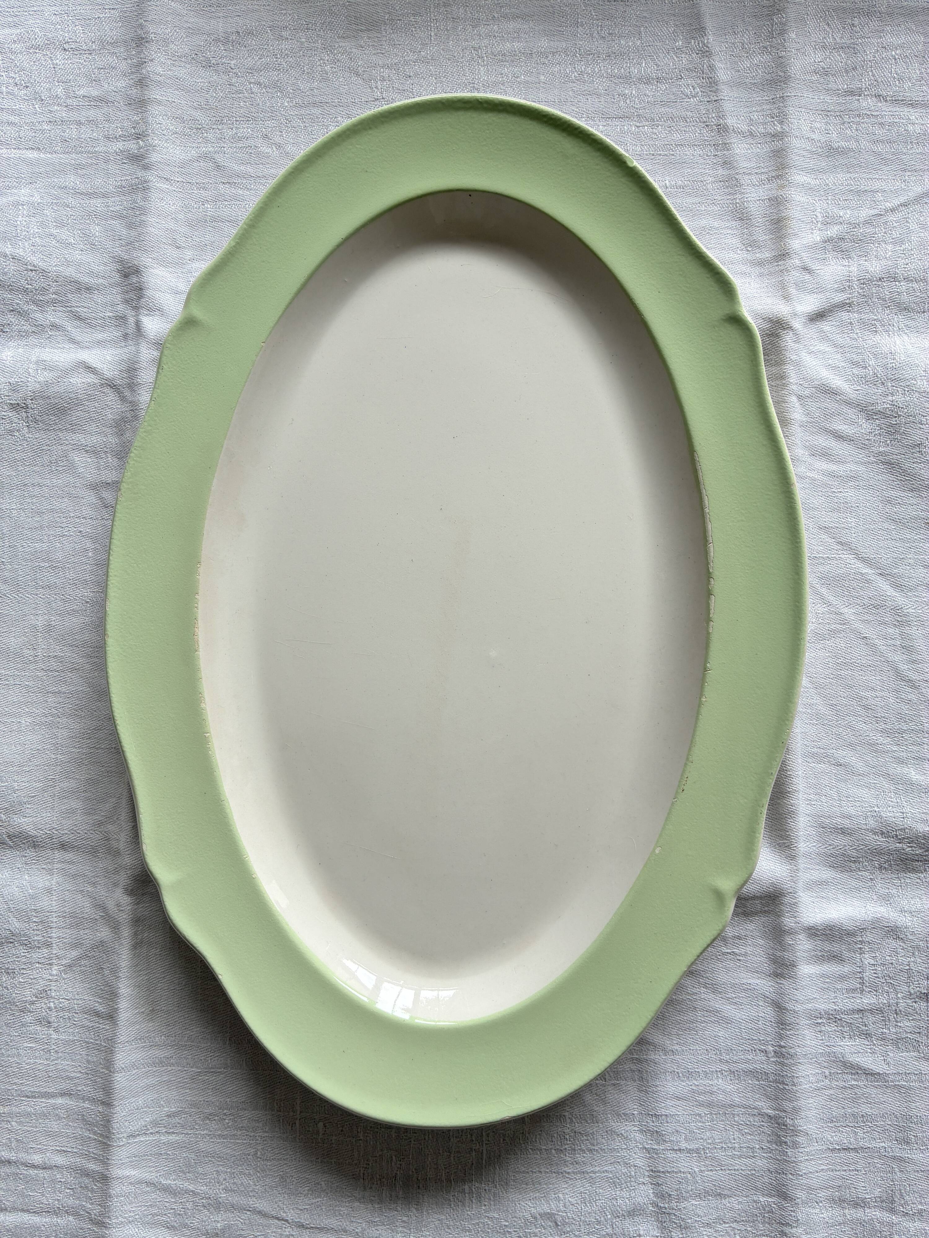 Oval serving dish in earthenware.