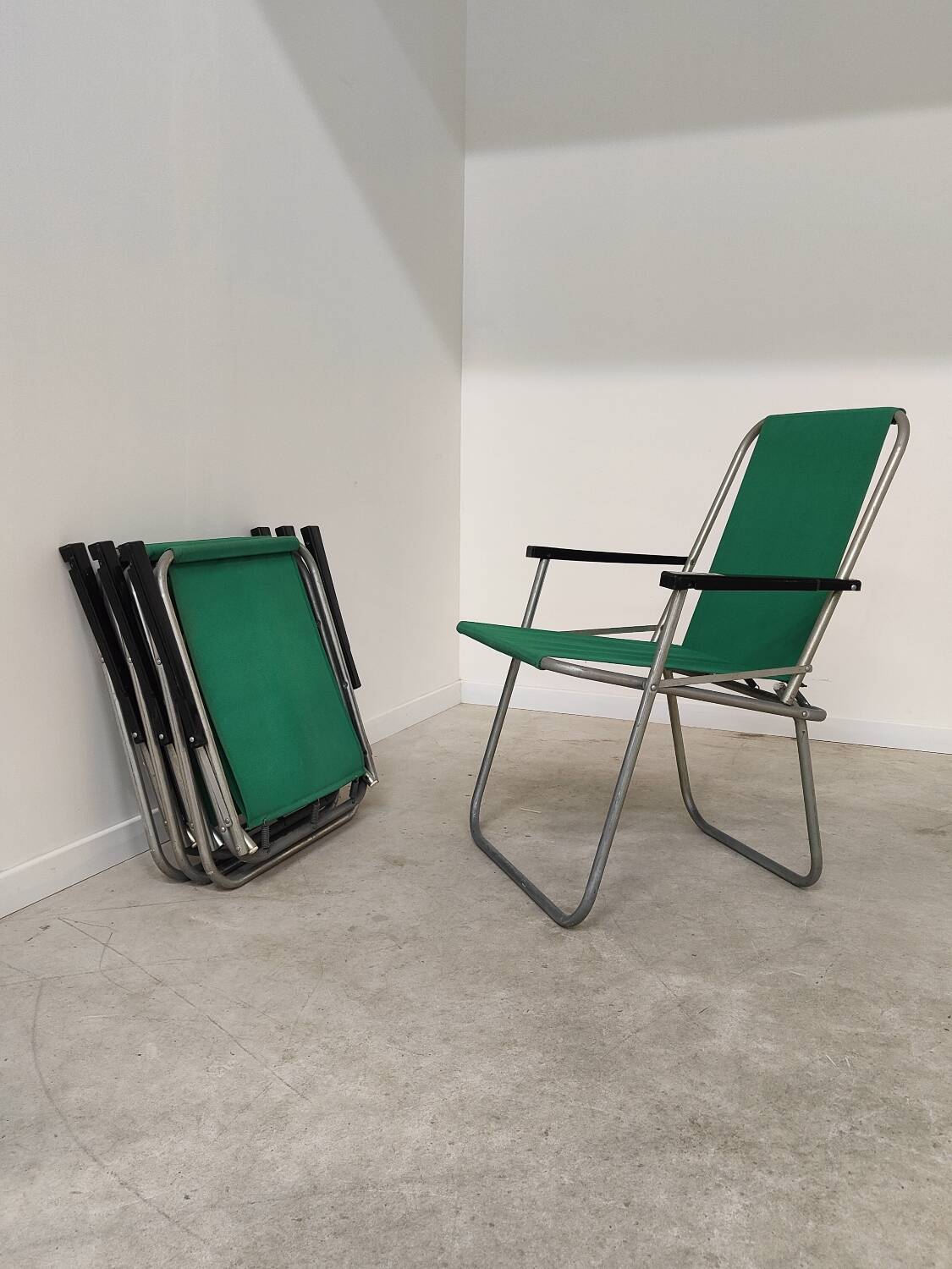 Set of 4 folding chairs with green canvas and aluminum frame