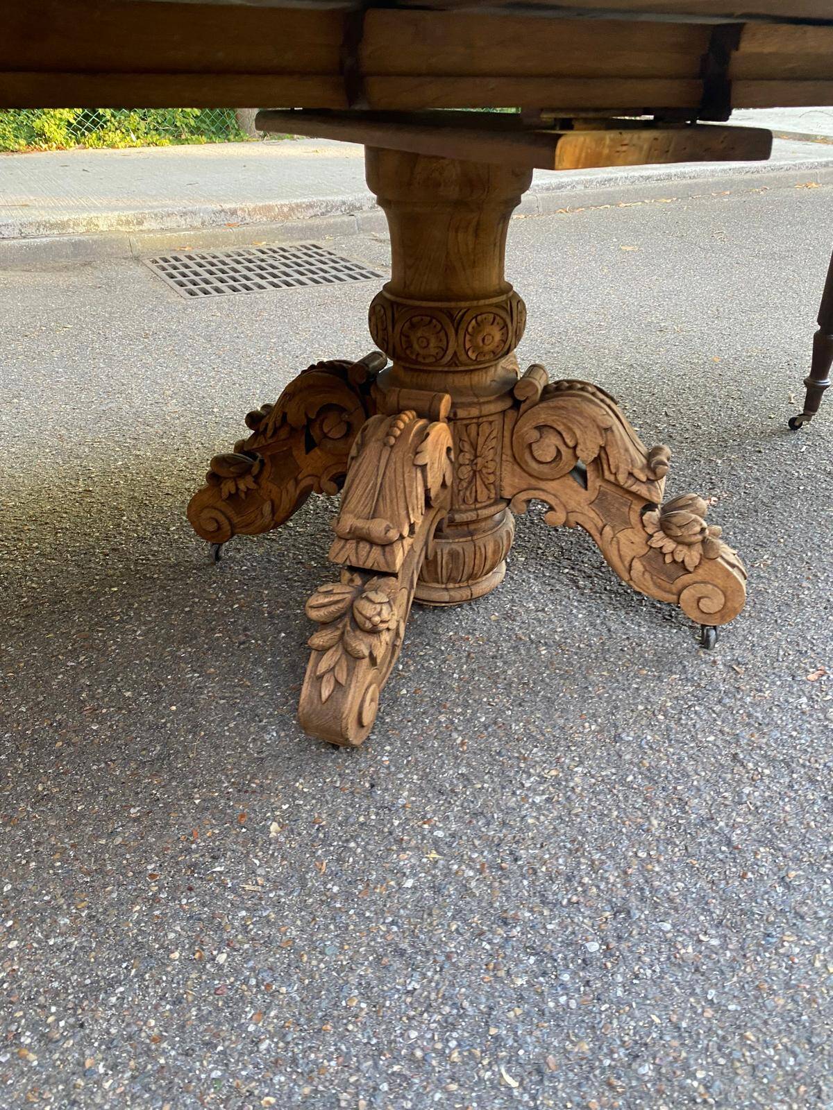 Round extendable dining table Napoleon III renovated in 19th-century oak.