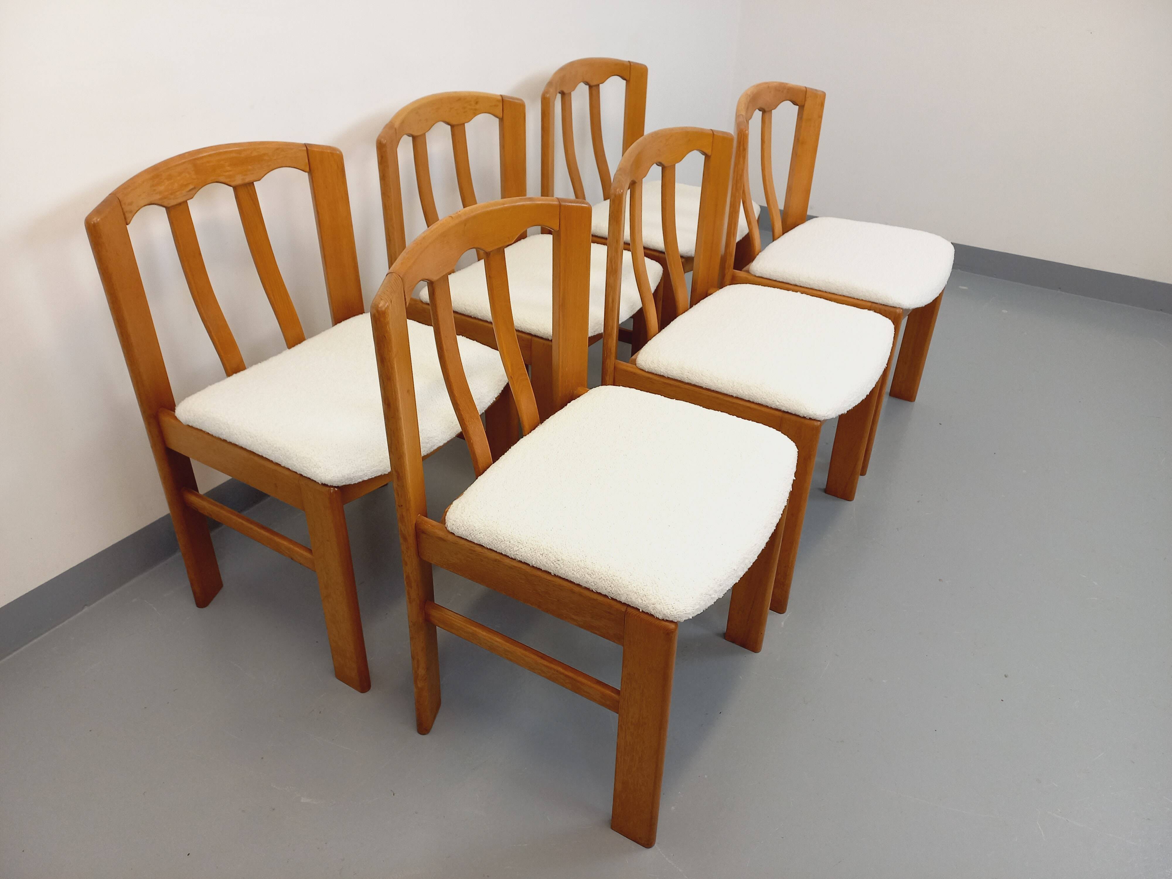 Set of 6 vintage chairs in elm wood and bouclé fabric from the 70s