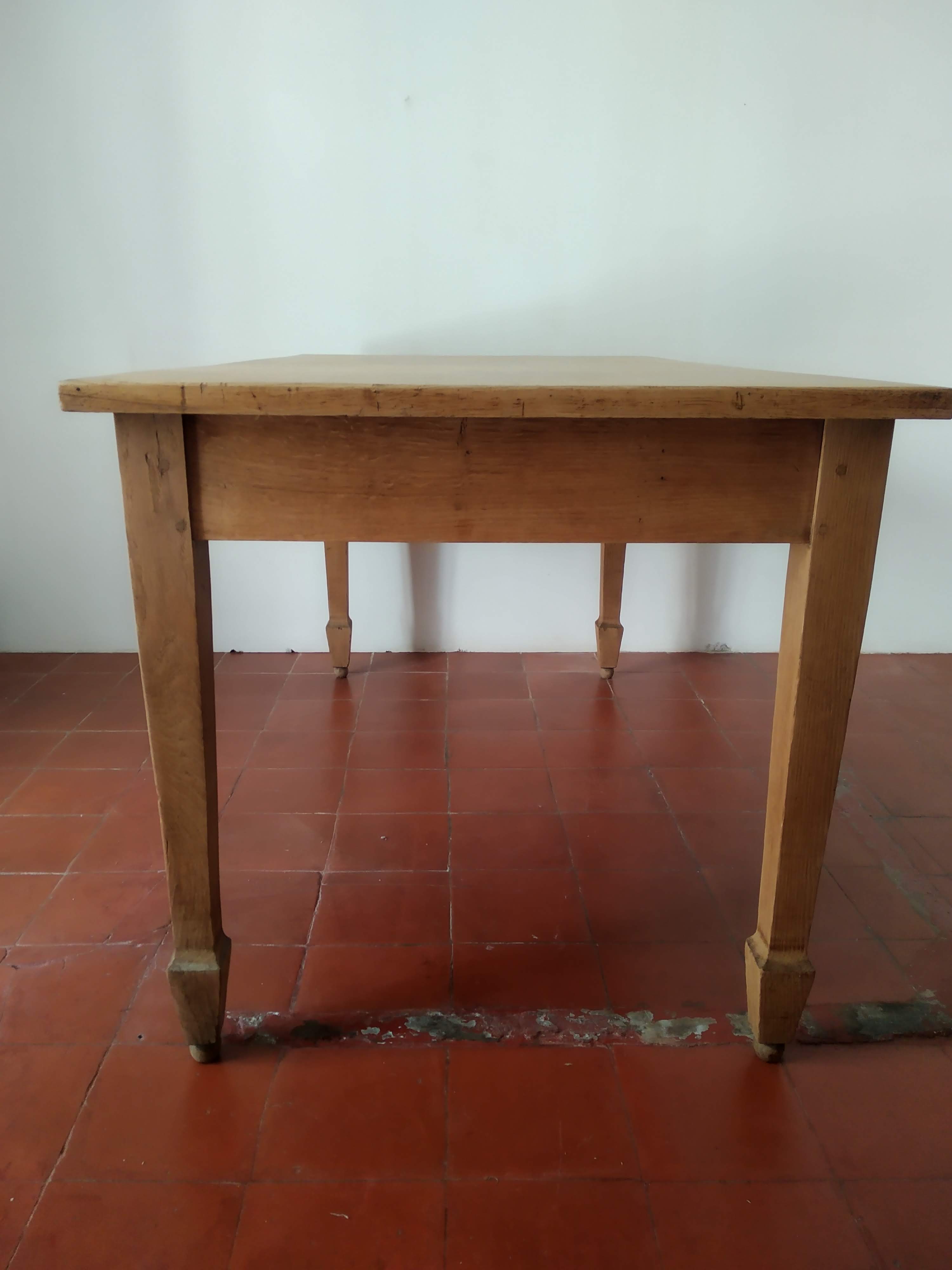Antique oak table with 2 drawers