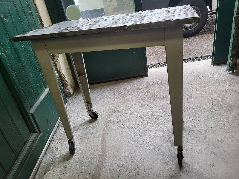 Table desserte atelier 1 tiroir en metal recouverte de morceaux de metre pl