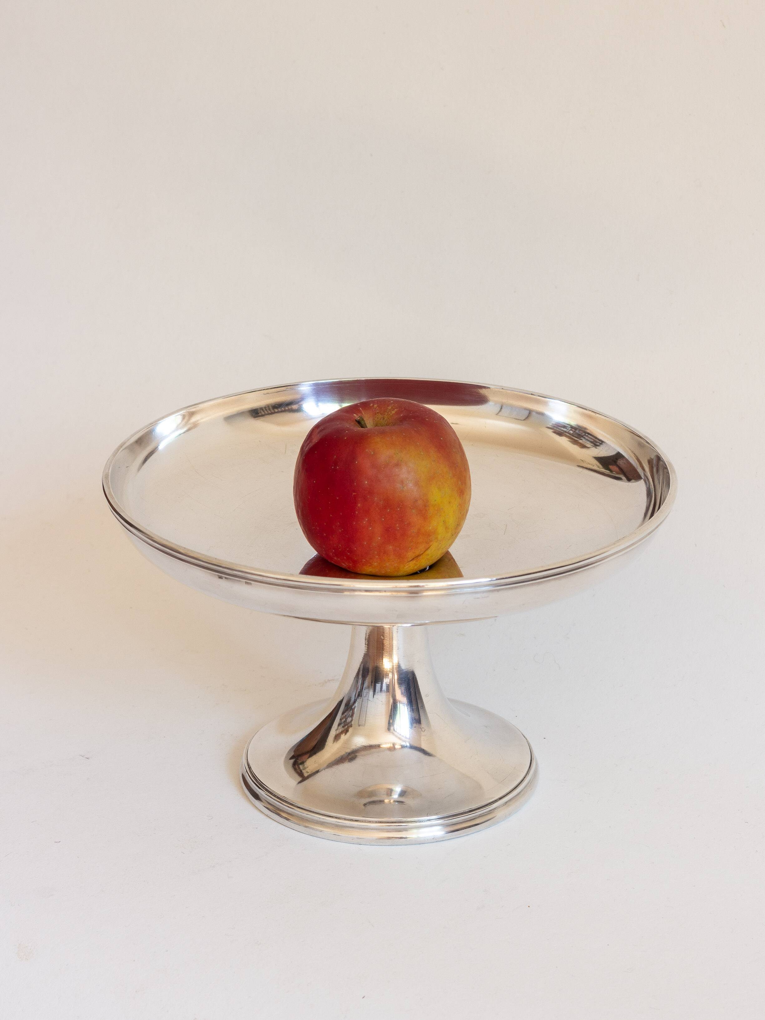 Servant, Cup on foot in white alloy metal, 1st quarter of the 20th century.