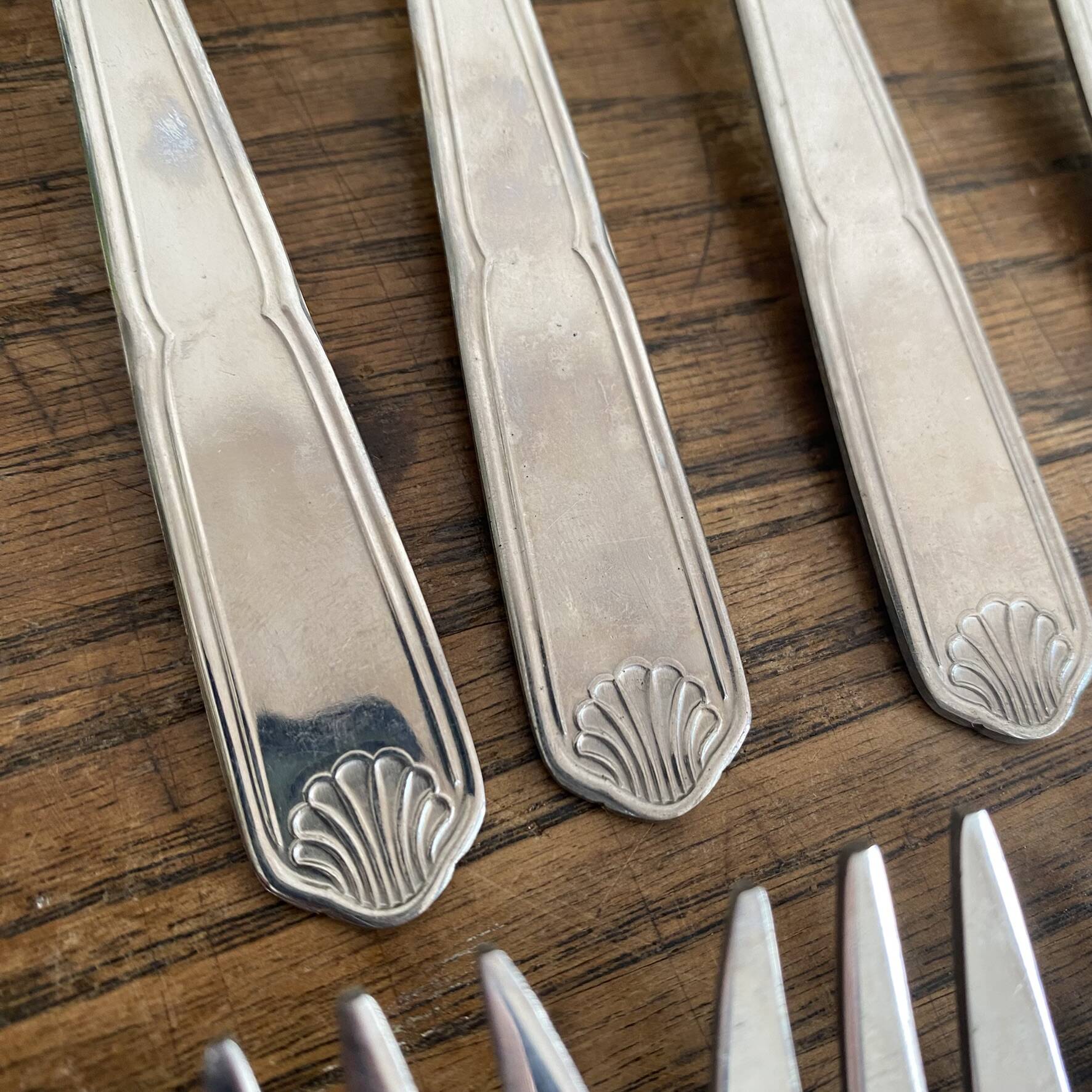 Couverts à poisson en inox décor coquille