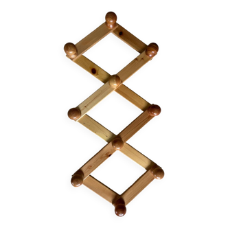 Extendable accordion coat rack in light wood