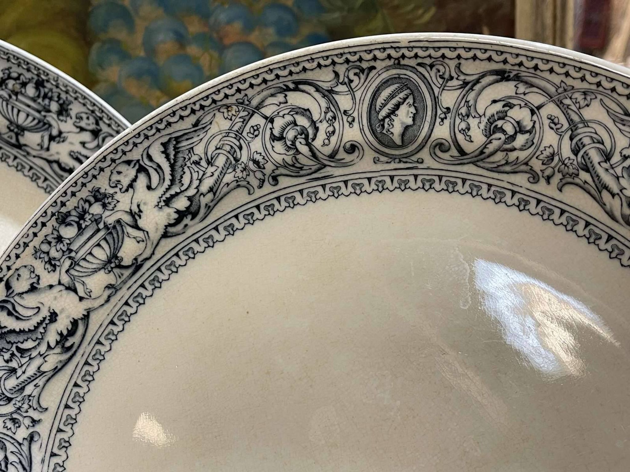 Pair of round Minton English porcelain dishes, Florentine pattern