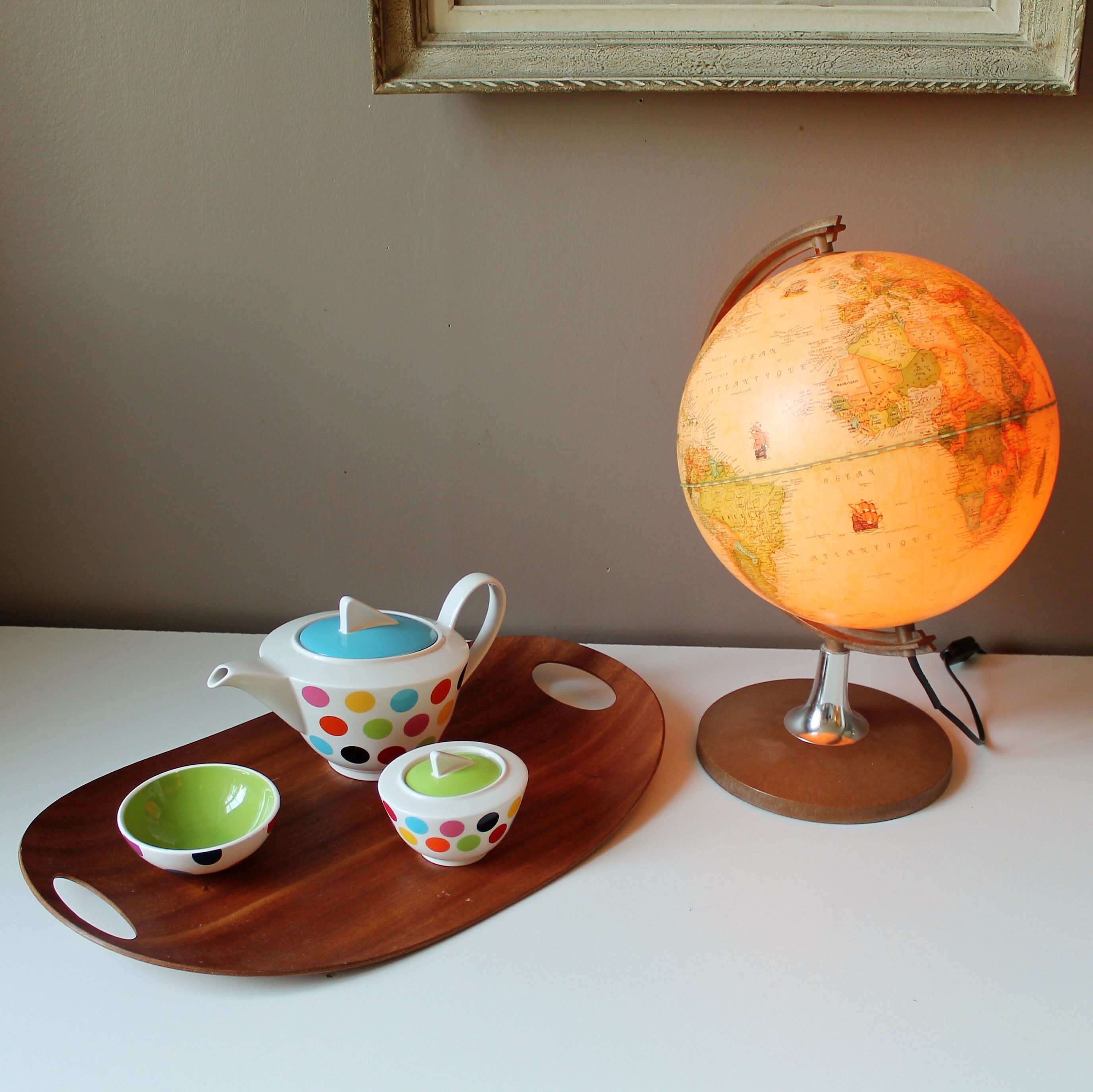 Vintage world-map lamp