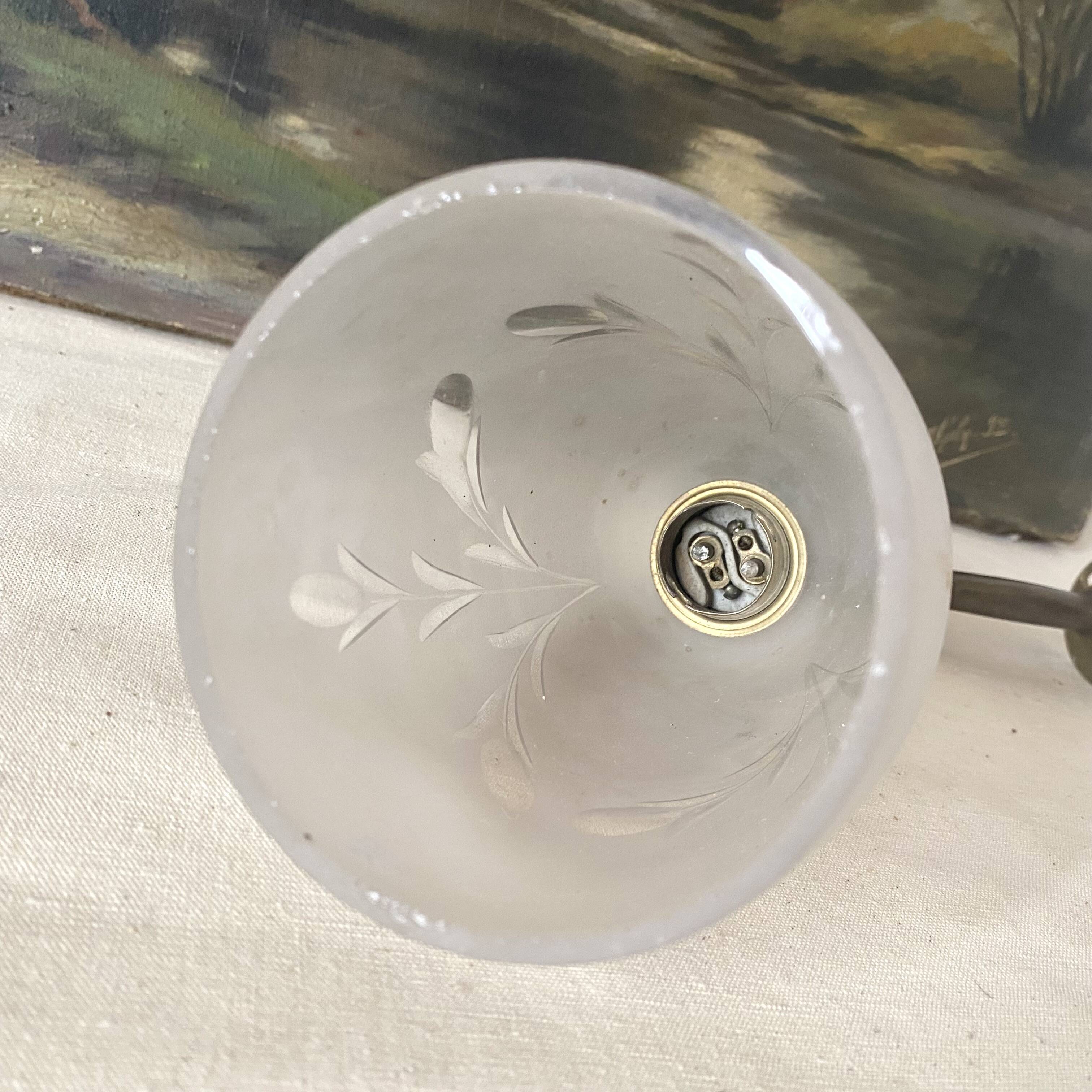 Applique ancienne col de cygne, tulipe de verre gravée