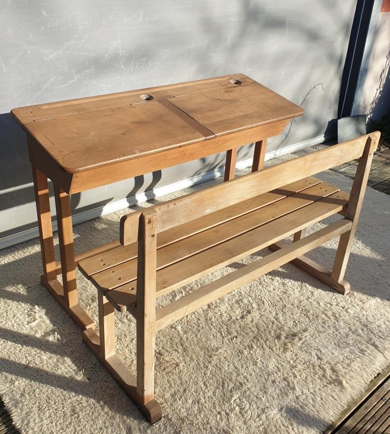 Bureau d'écolier pupitre double et son banc graffitis