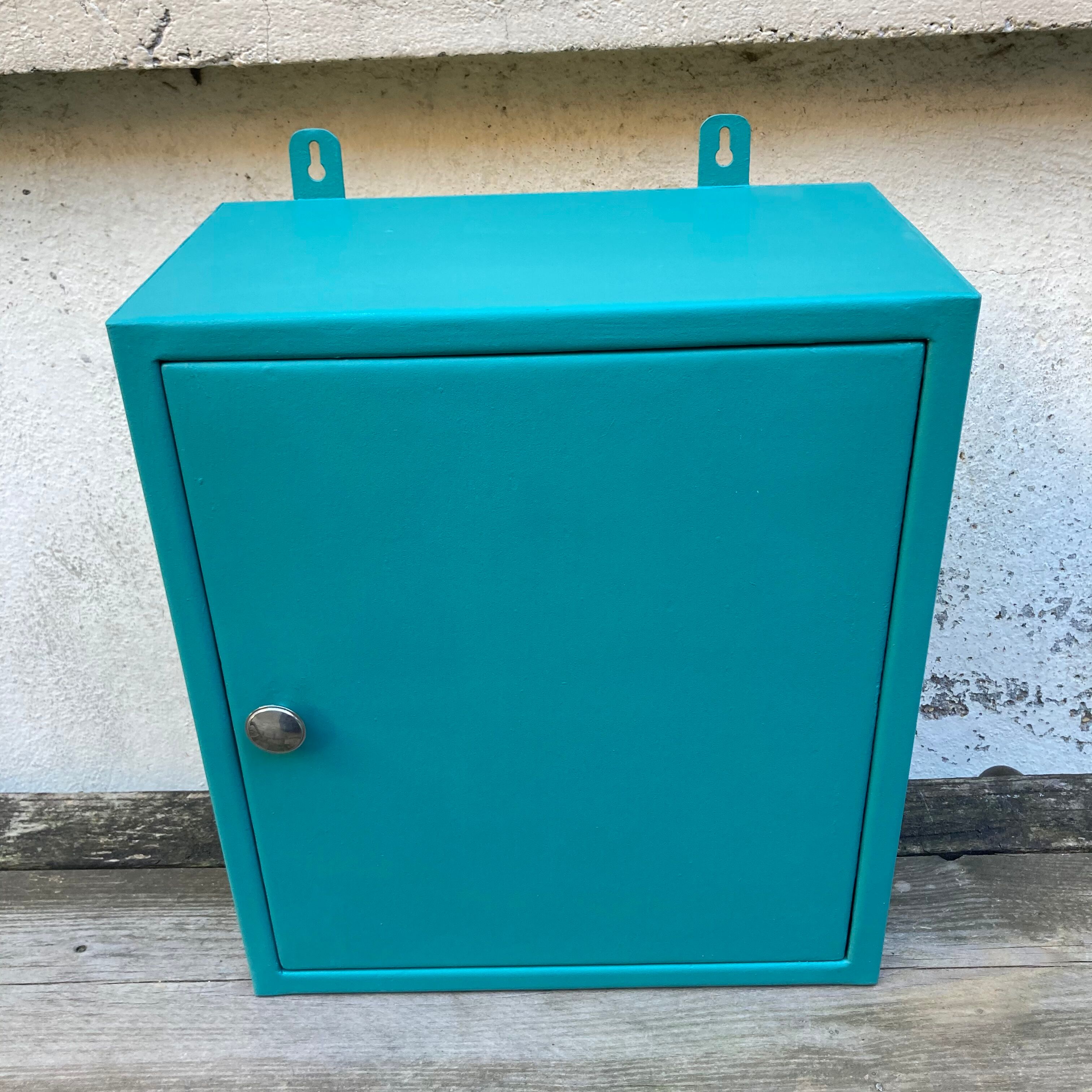 Metal medicine cabinet