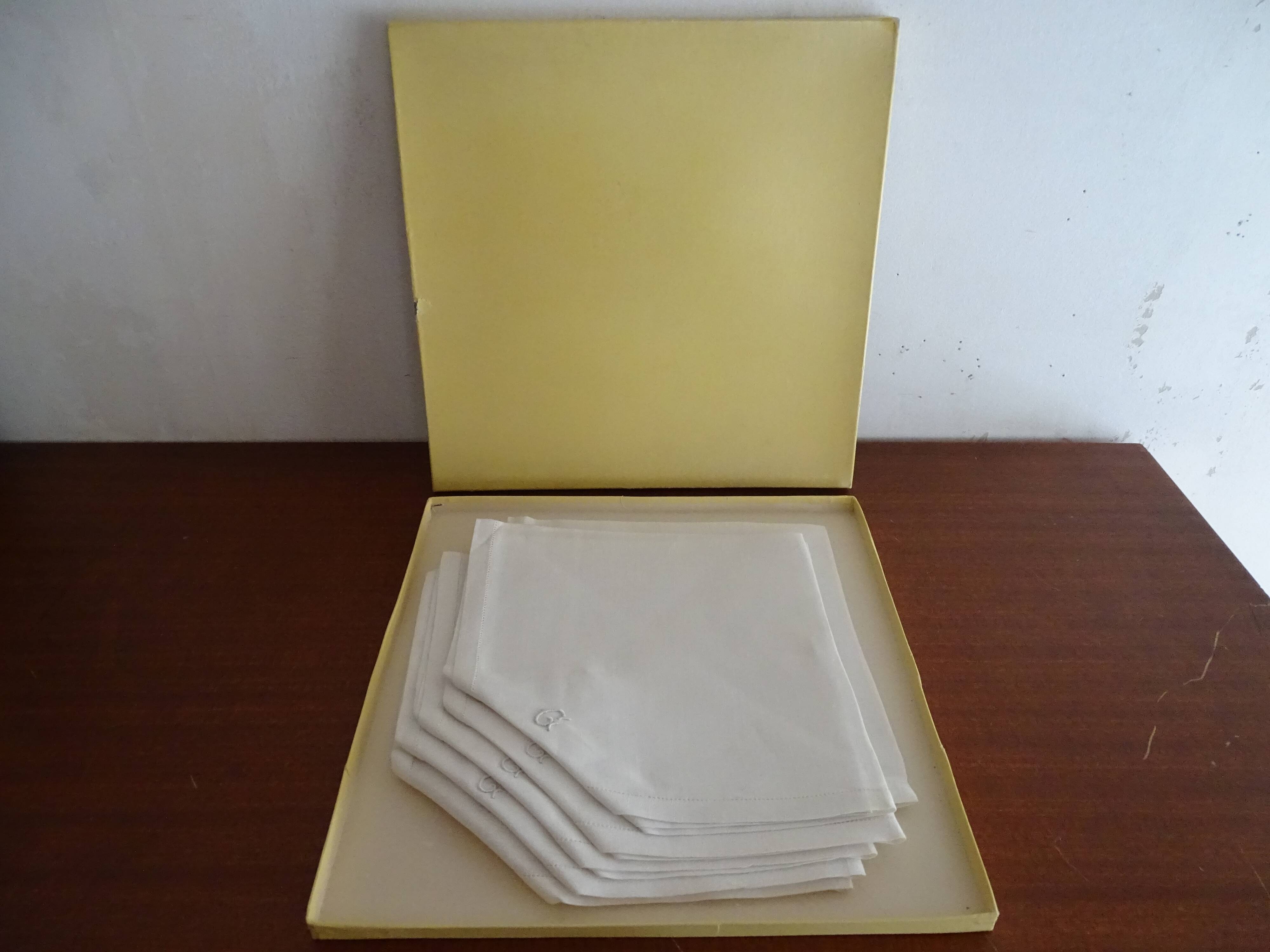 6 old monogrammed G cotton napkins