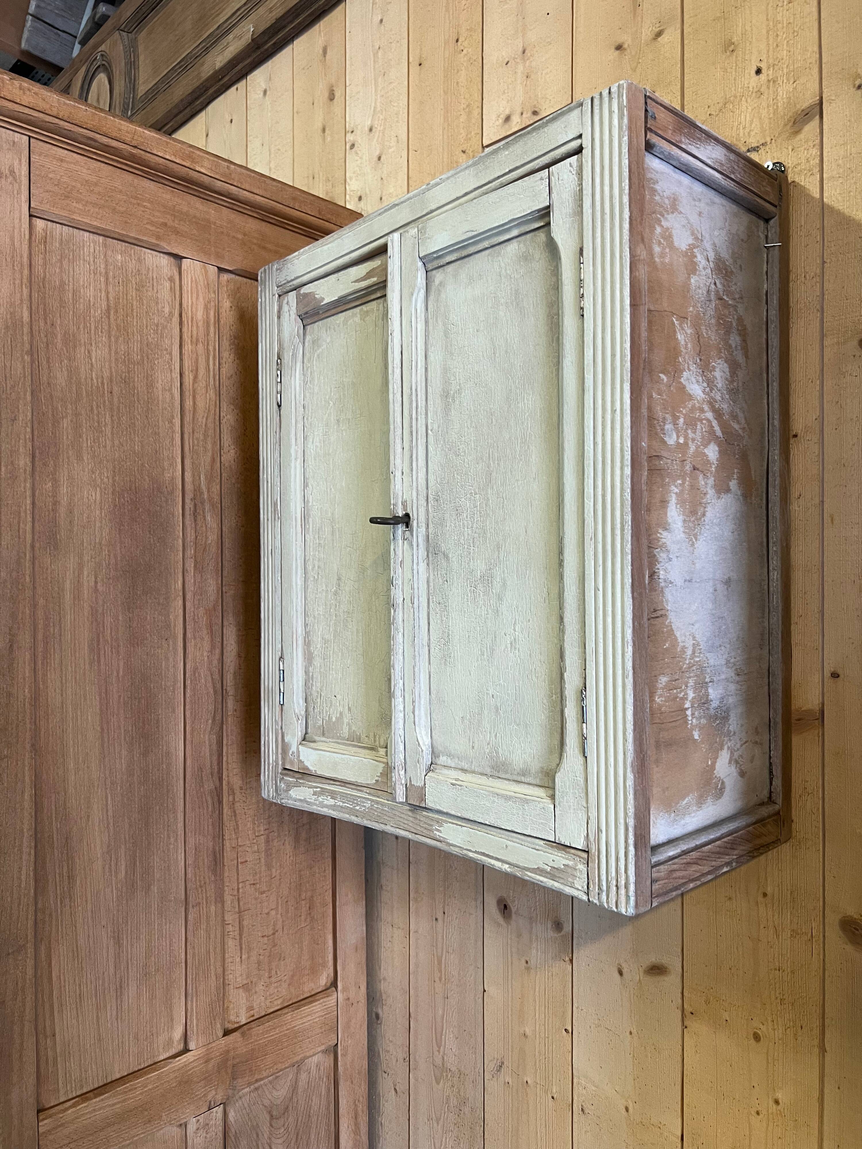 Armoire à pharmacie parisien