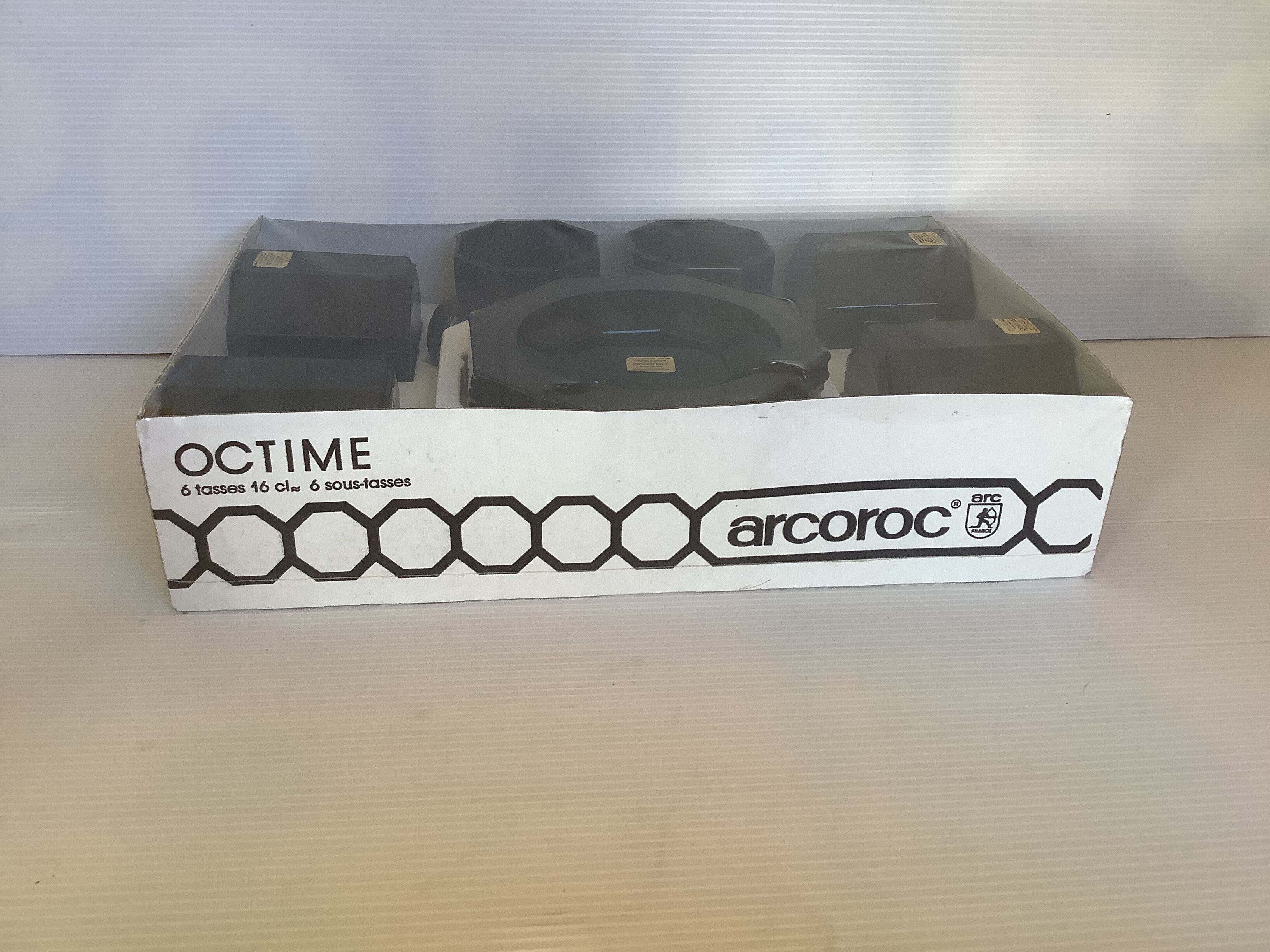 6 tasses et 6 sous tasses noires octime arcoroc