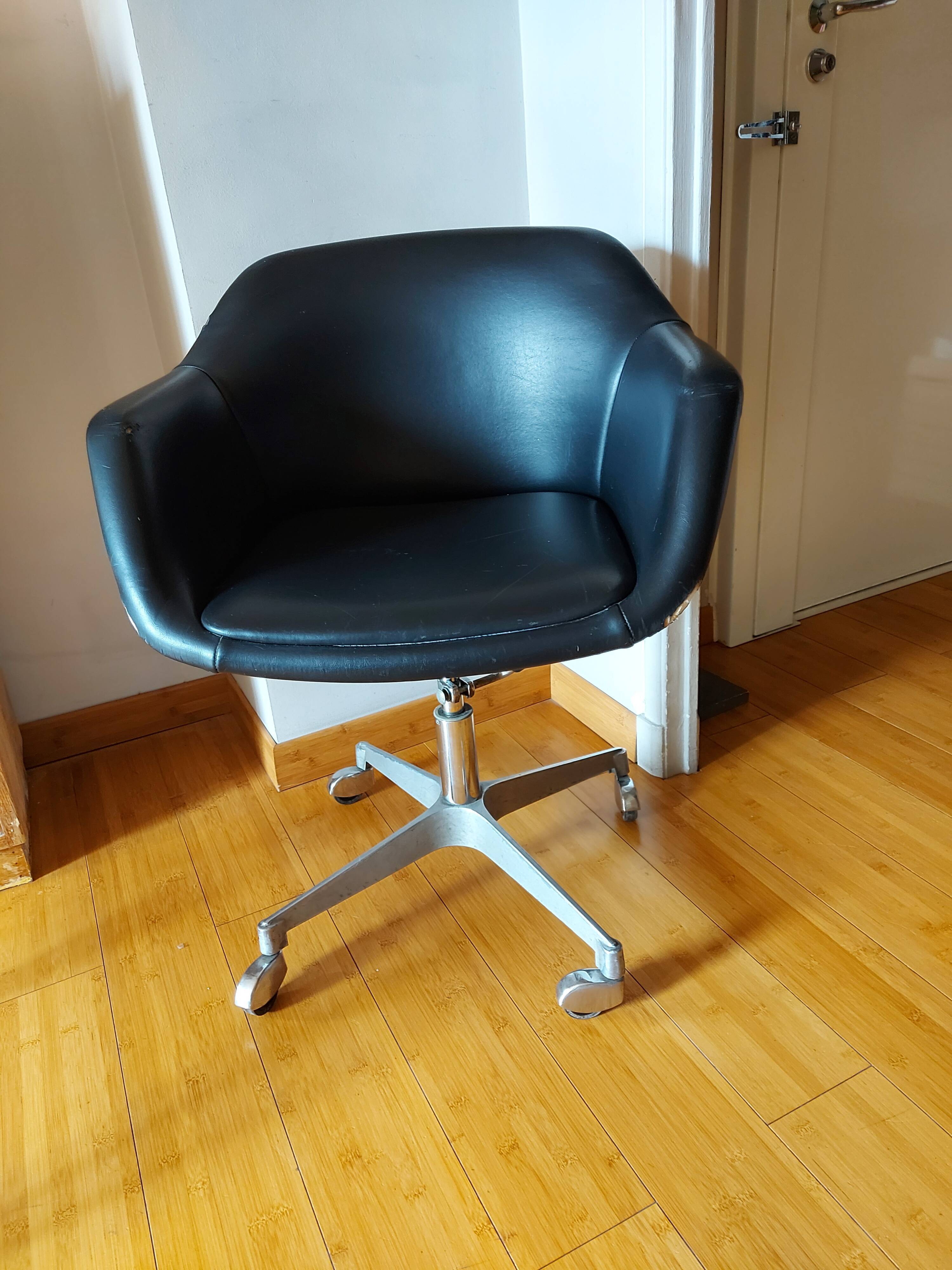 Strafor swivel-hulled office chair
