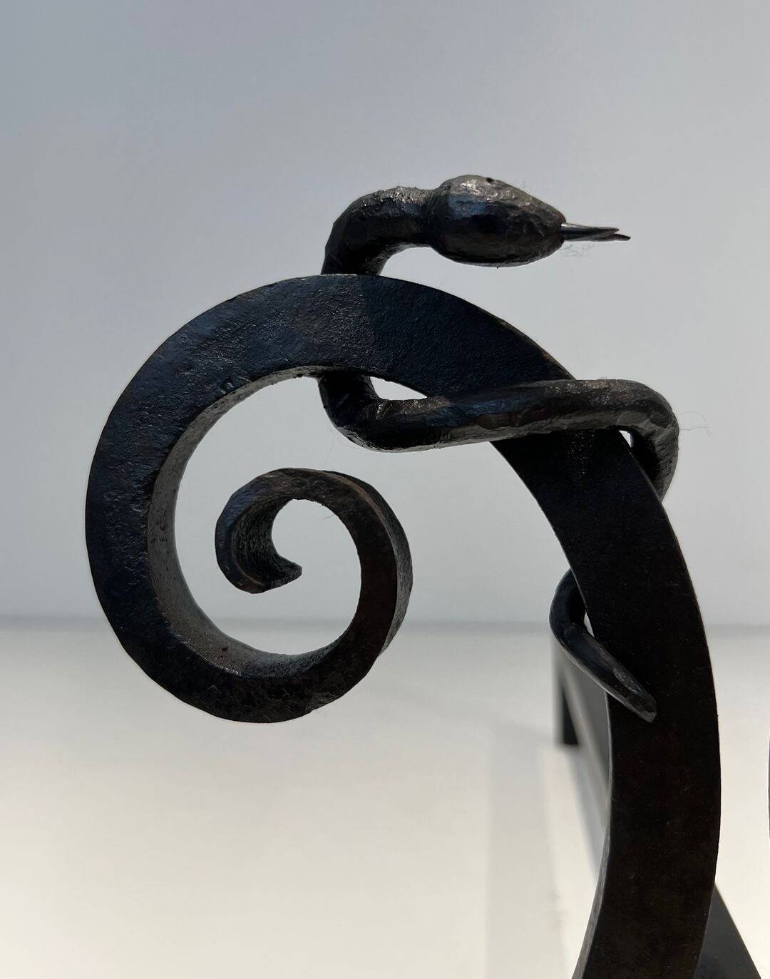 Paire de Chenets en Fer Forgé Modèle aux Serpents dans le Goût d’Edgar Bran
