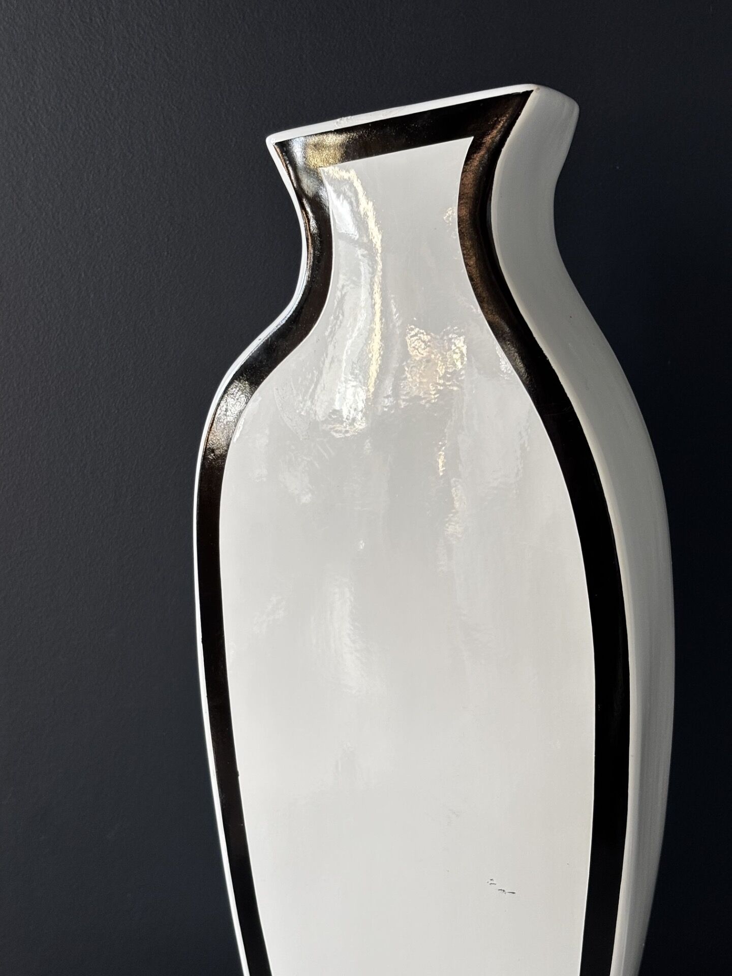 Vase balustre en céramique blanche à liseré noir