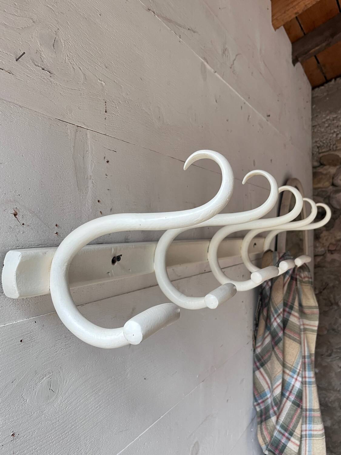Long porte-manteau en bois courbé blanc