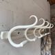Long porte-manteau en bois courbé blanc