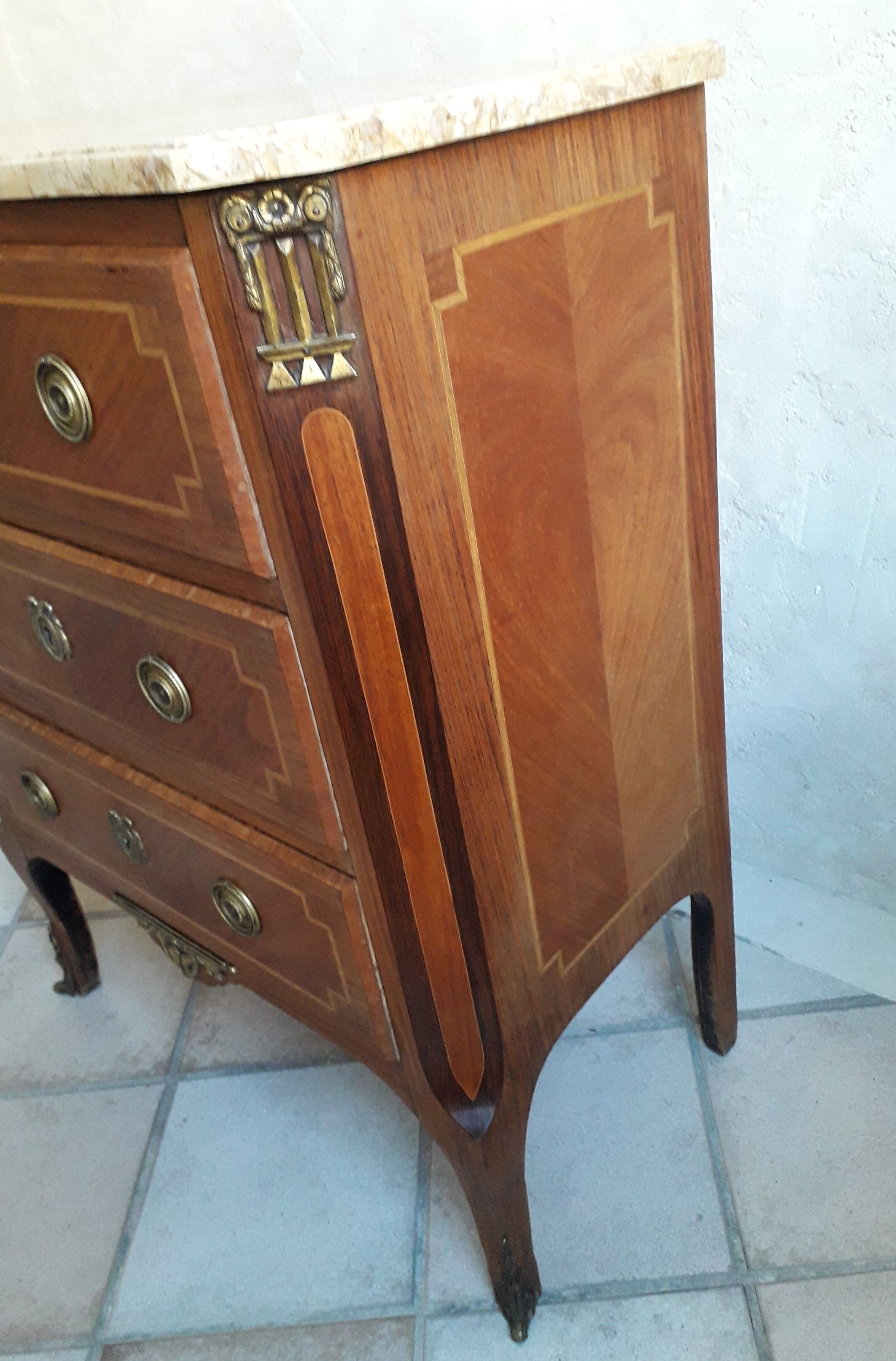 Commode style Louis XVI garnitures en bronze