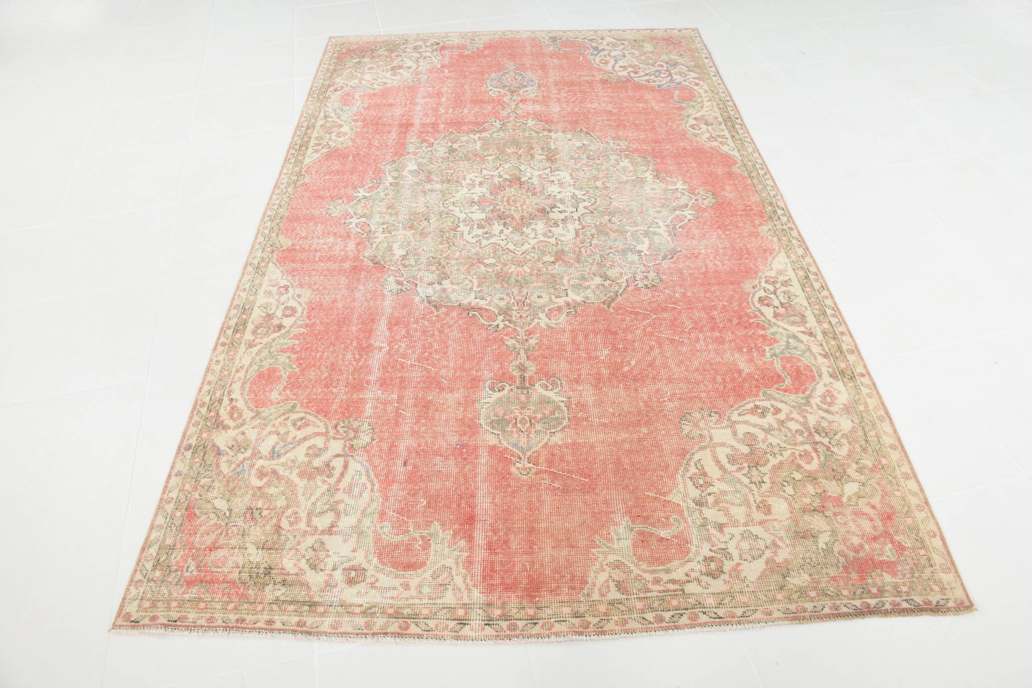 Tapis persan ancien noué main rouge corail, médaillon central floral