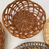 Wall composition of 6 baskets and trays in natural wicker and black.