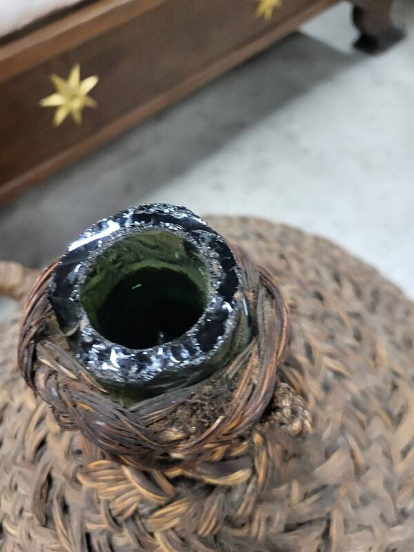 Fat dame jeanne with her braided hair