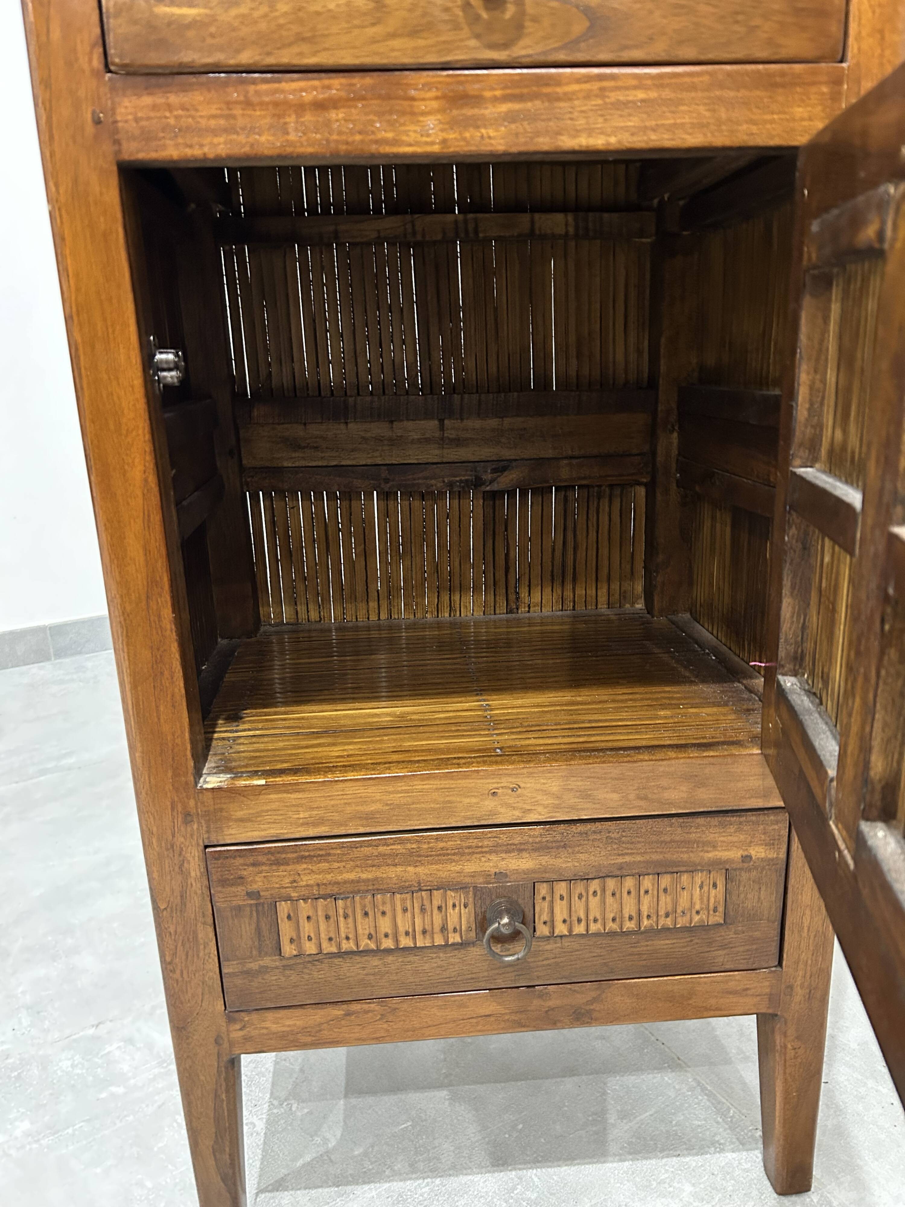 Meuble d'appoint en bois exotique