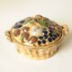 Corbeille de fruits en terre cuite, trompe-l’œil polychrome, poterie Soufflenheim