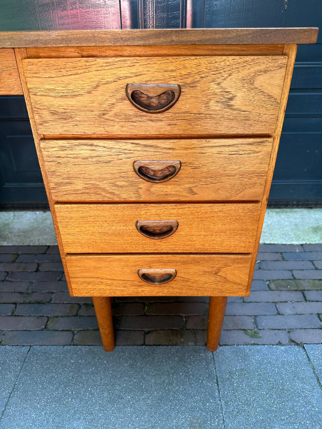 Louis van Teeffelen desk