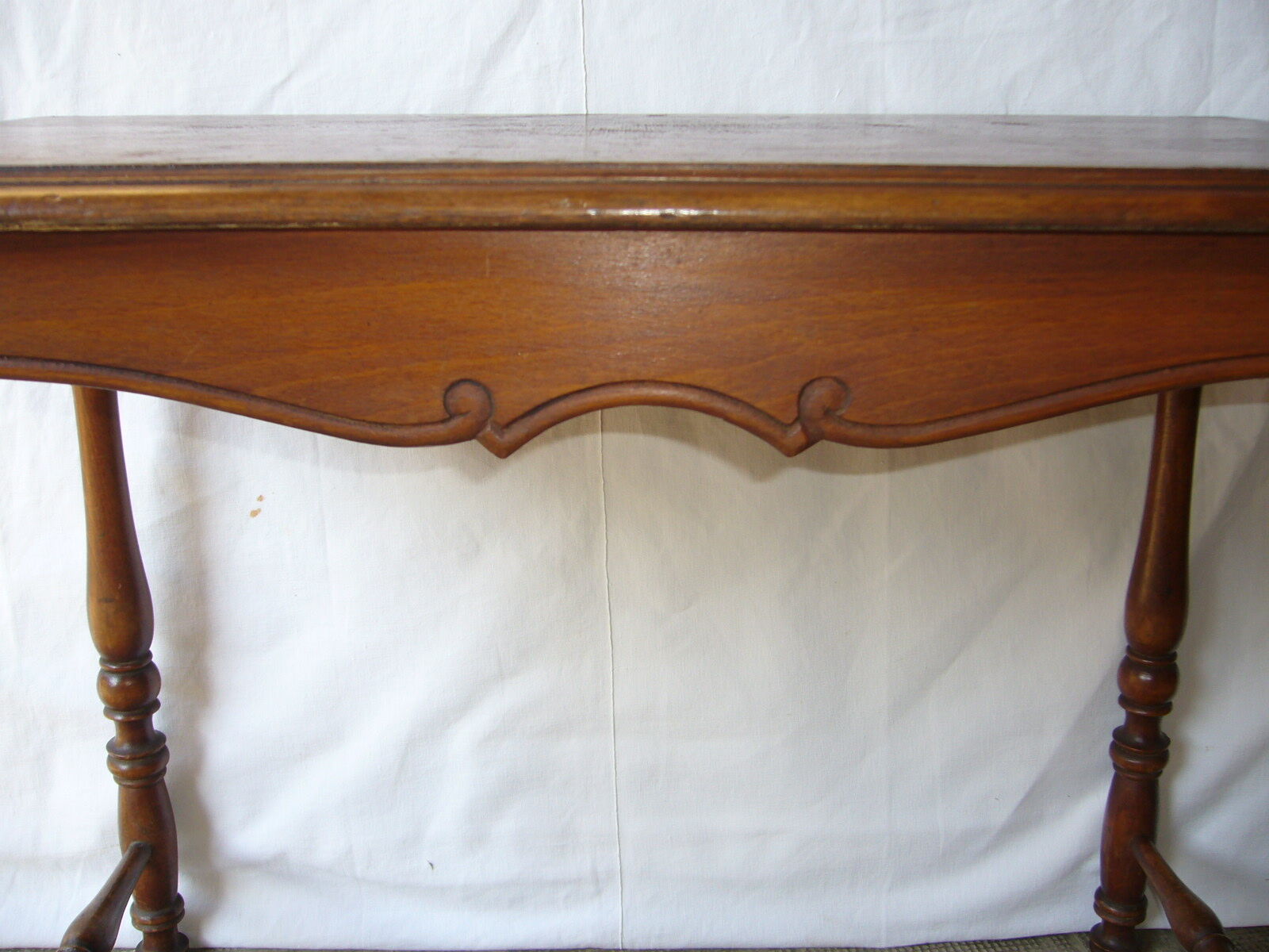 Table d'écriture ancienne en bois à pieds tournés