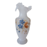 Vase ancien ,opalescent et fleuri.