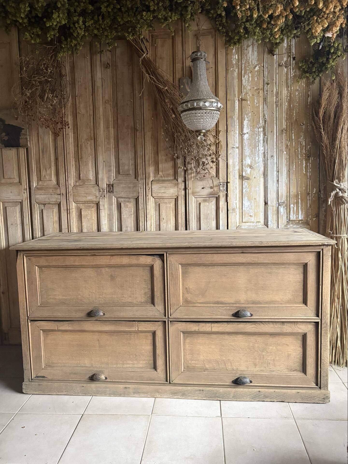 Ancien meuble à clapets en chêne