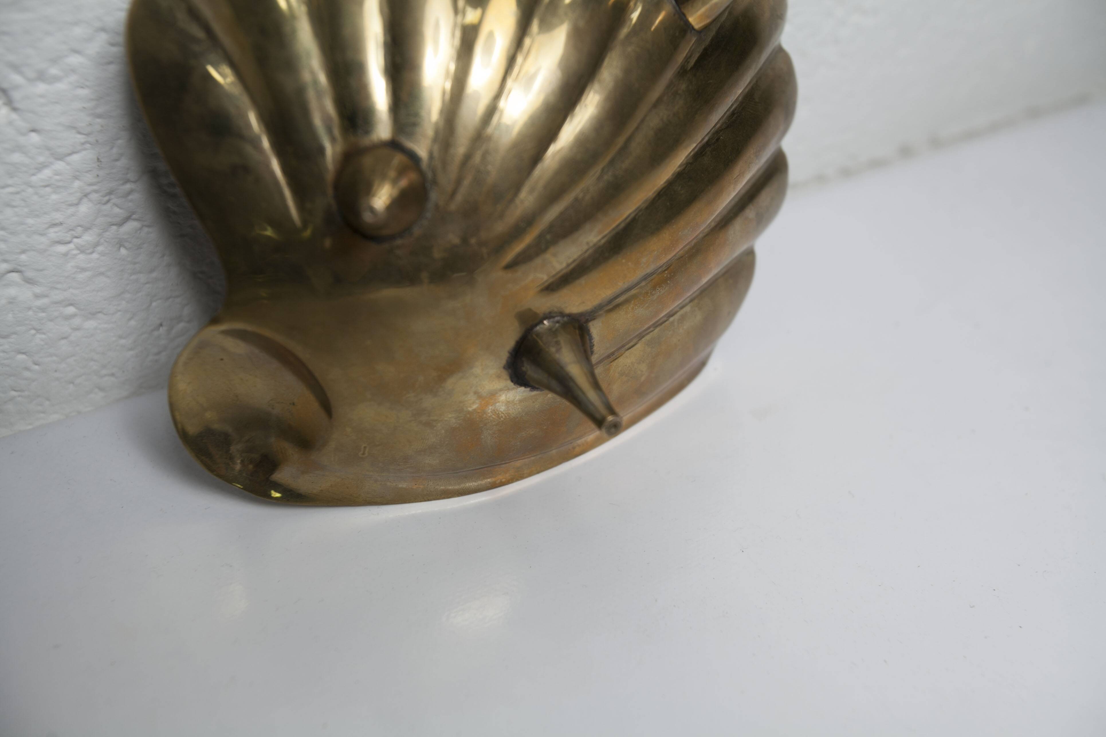 Shell cup in enameled brass