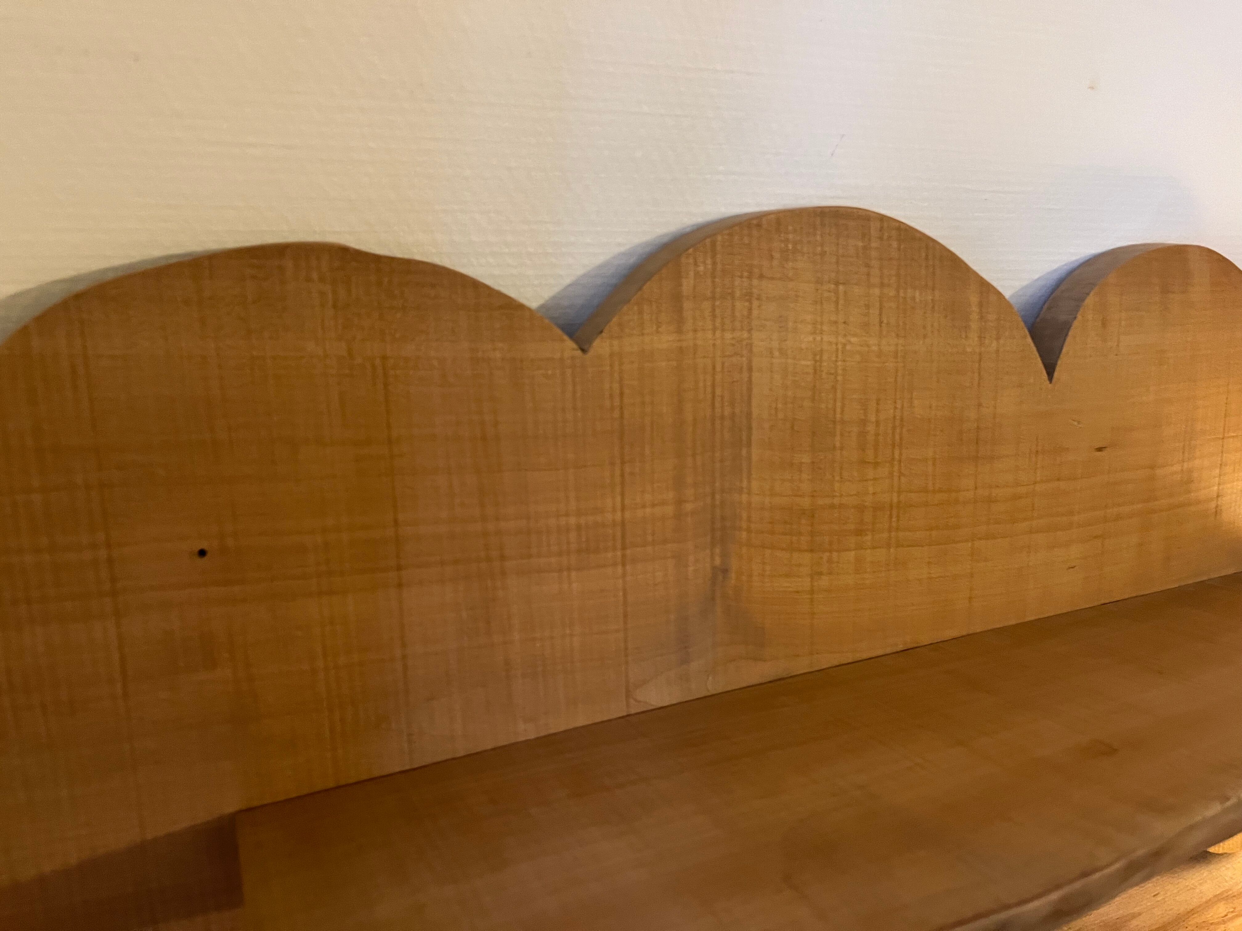 Cloud-shaped shelf made of solid wood