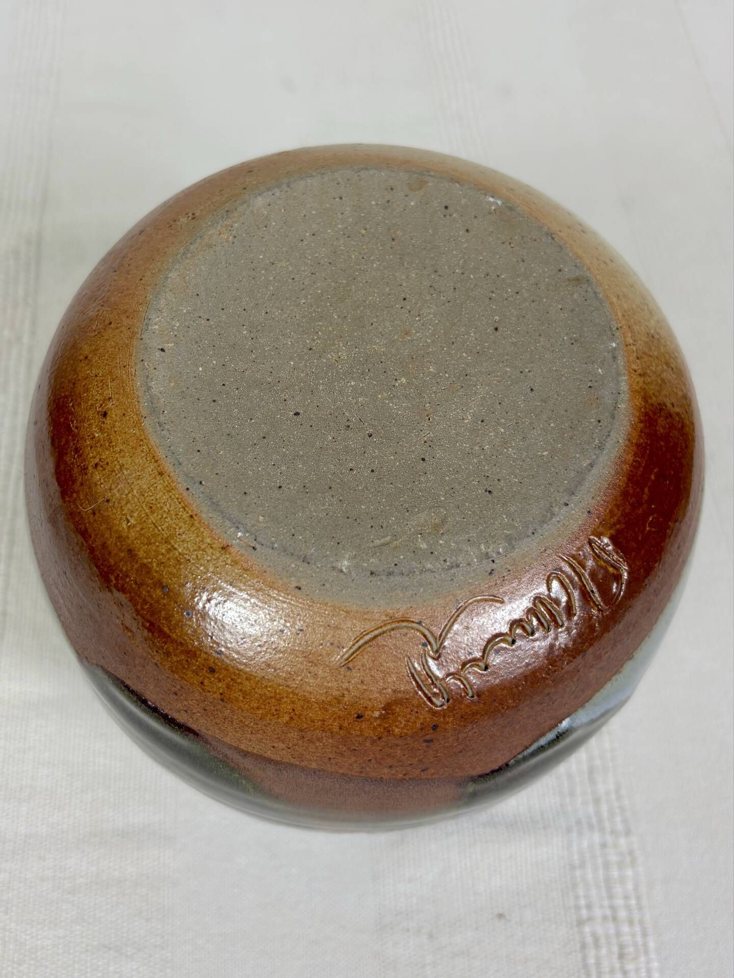 Pot en grès artisanal signé – Bleu, brun et ocre