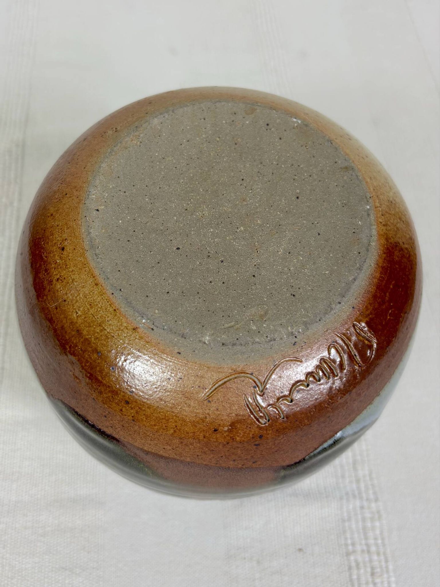 Pot en grès artisanal signé – Bleu, brun et ocre