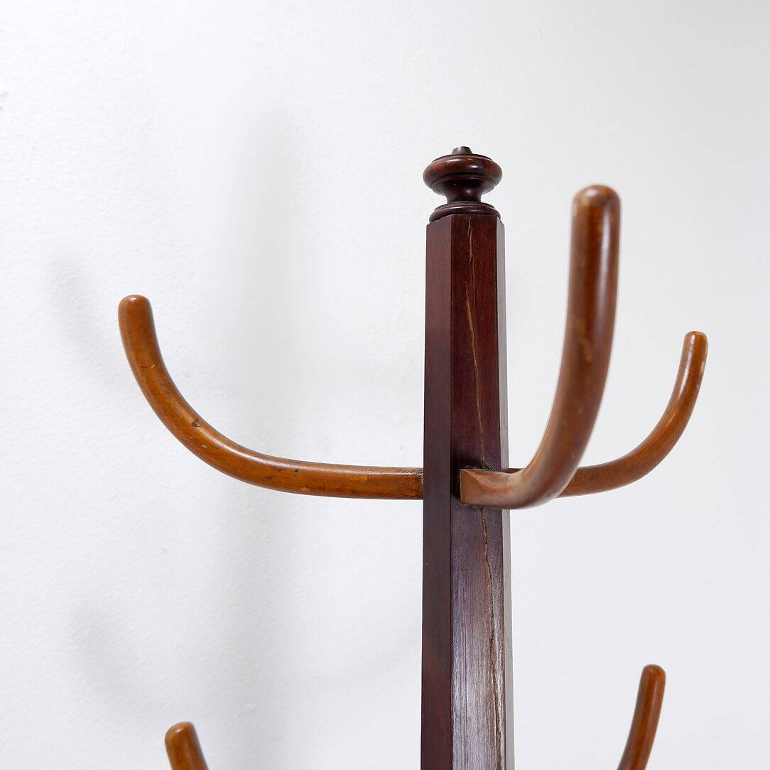 Porte-manteau ou chapeau vintage en bois sur trépied