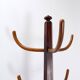 Porte-manteau ou chapeau vintage en bois sur trépied