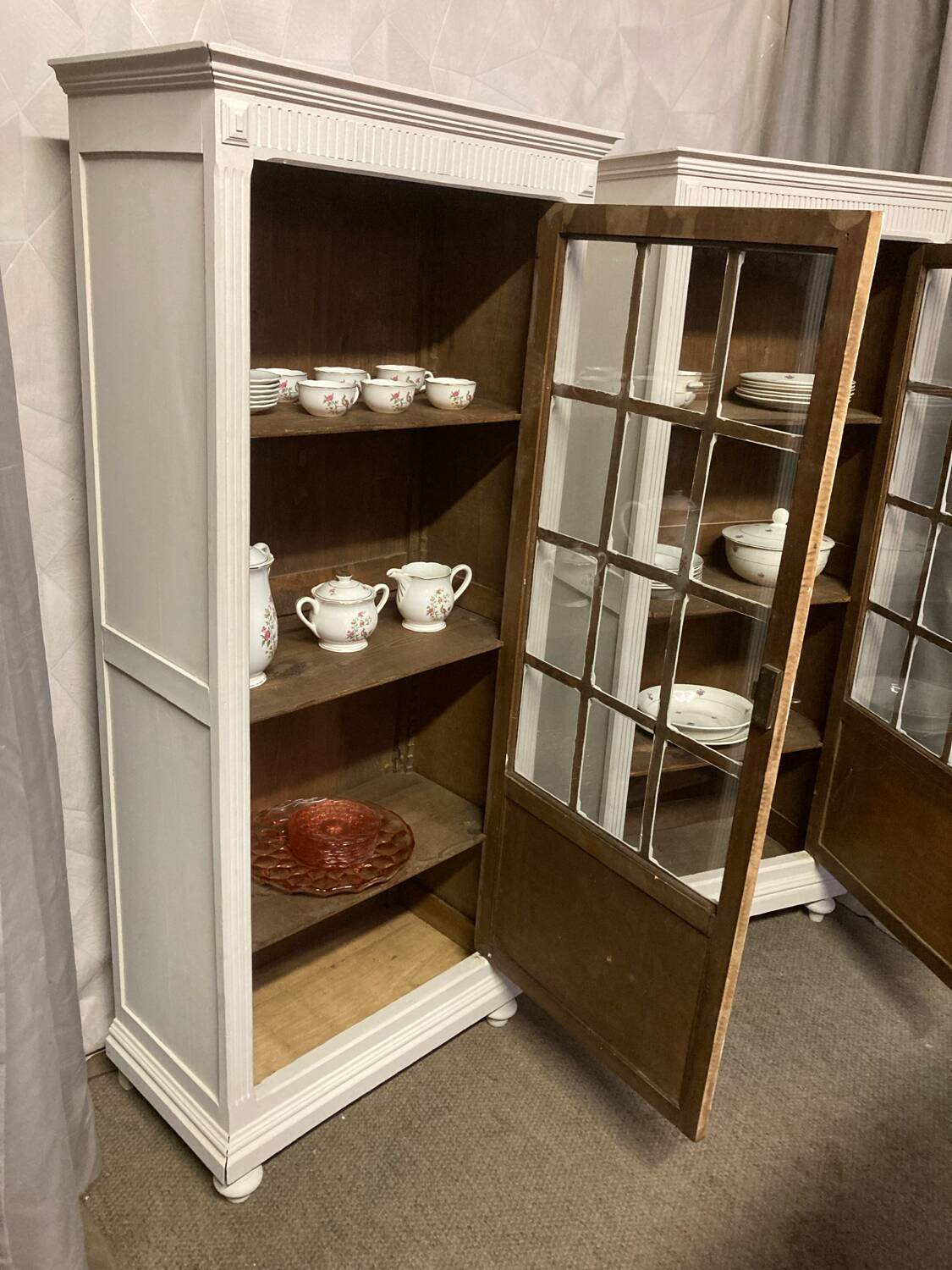 Pair of Parisian showcases