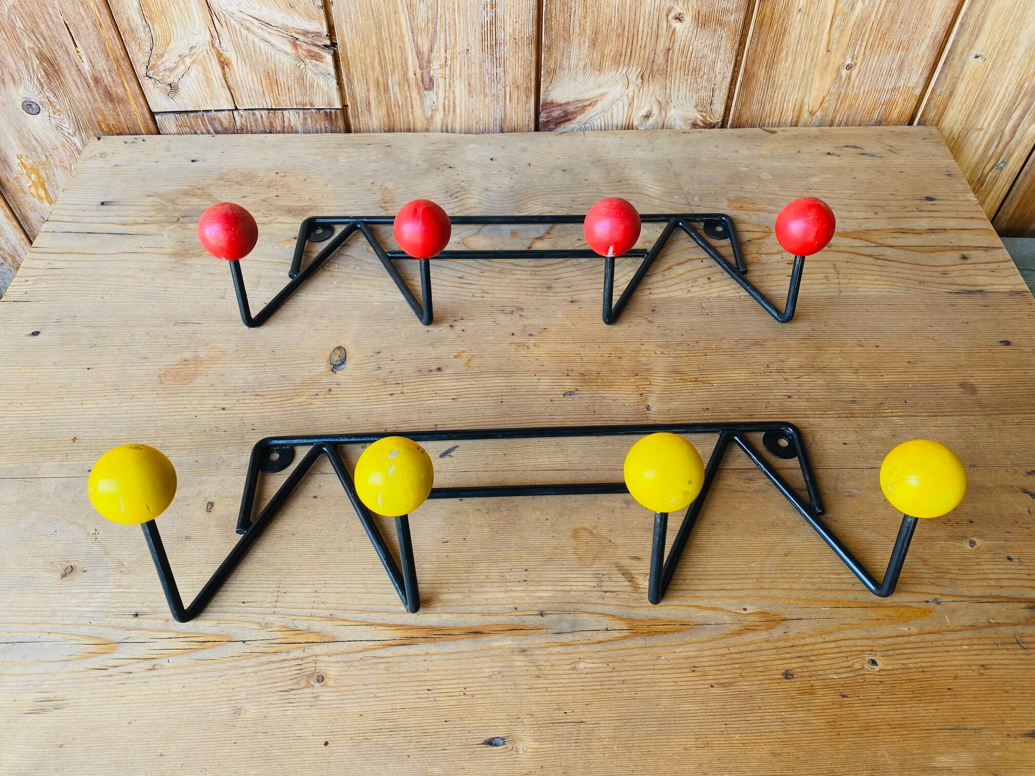 2 coat rack walls 4 balls balls 50s