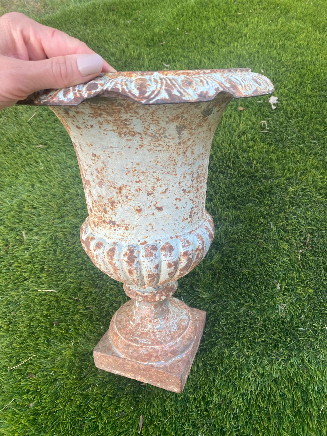 Large Medicis vase in white cast iron.