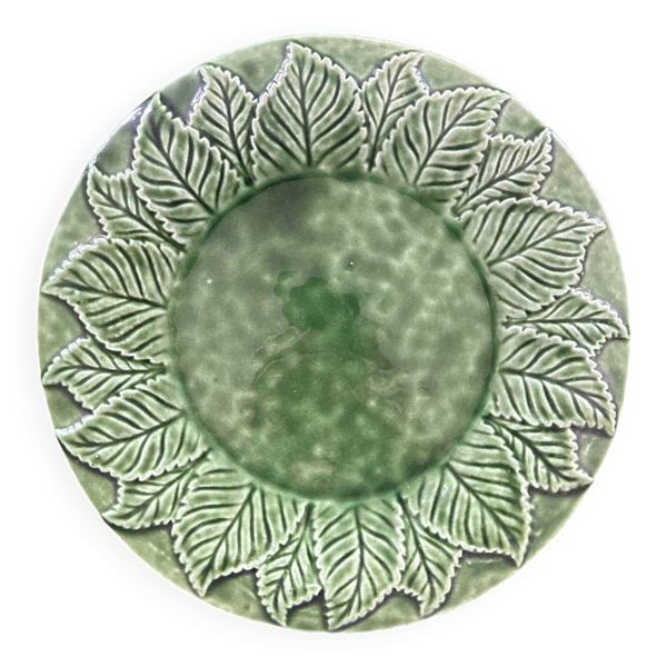 Plat feuilles vertes en barbotine