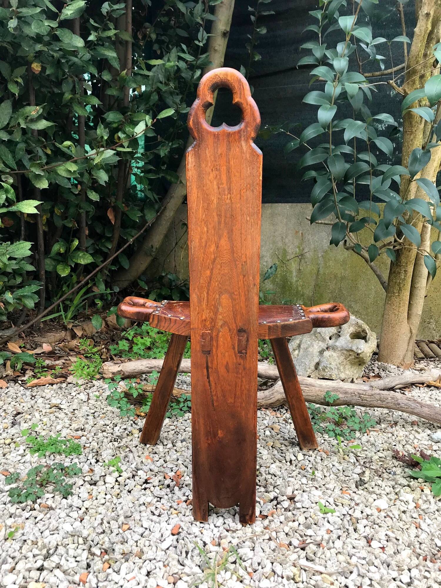 Chaise vintage tripode en bois et cuir années 60