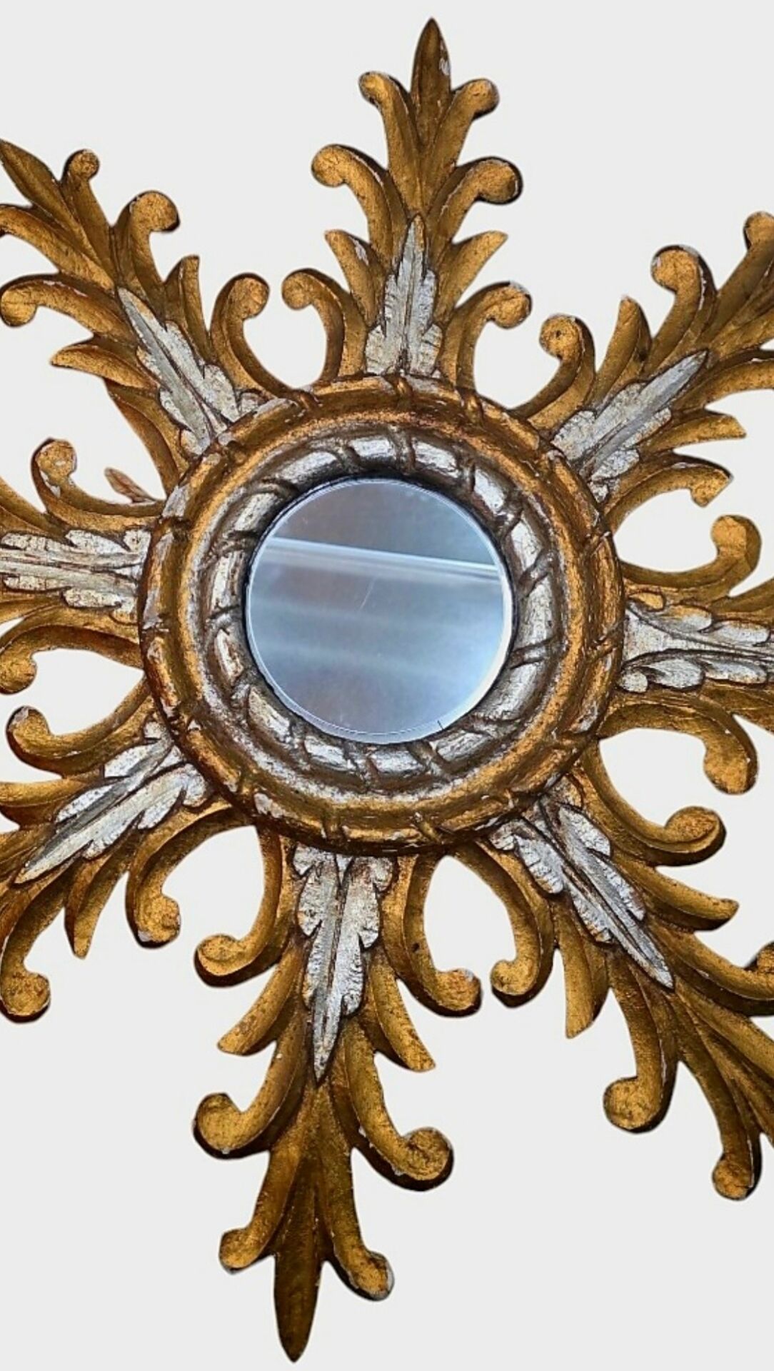 Miroir sorcière "Soleil" en bois doré à décor de feuilles d'acanthe