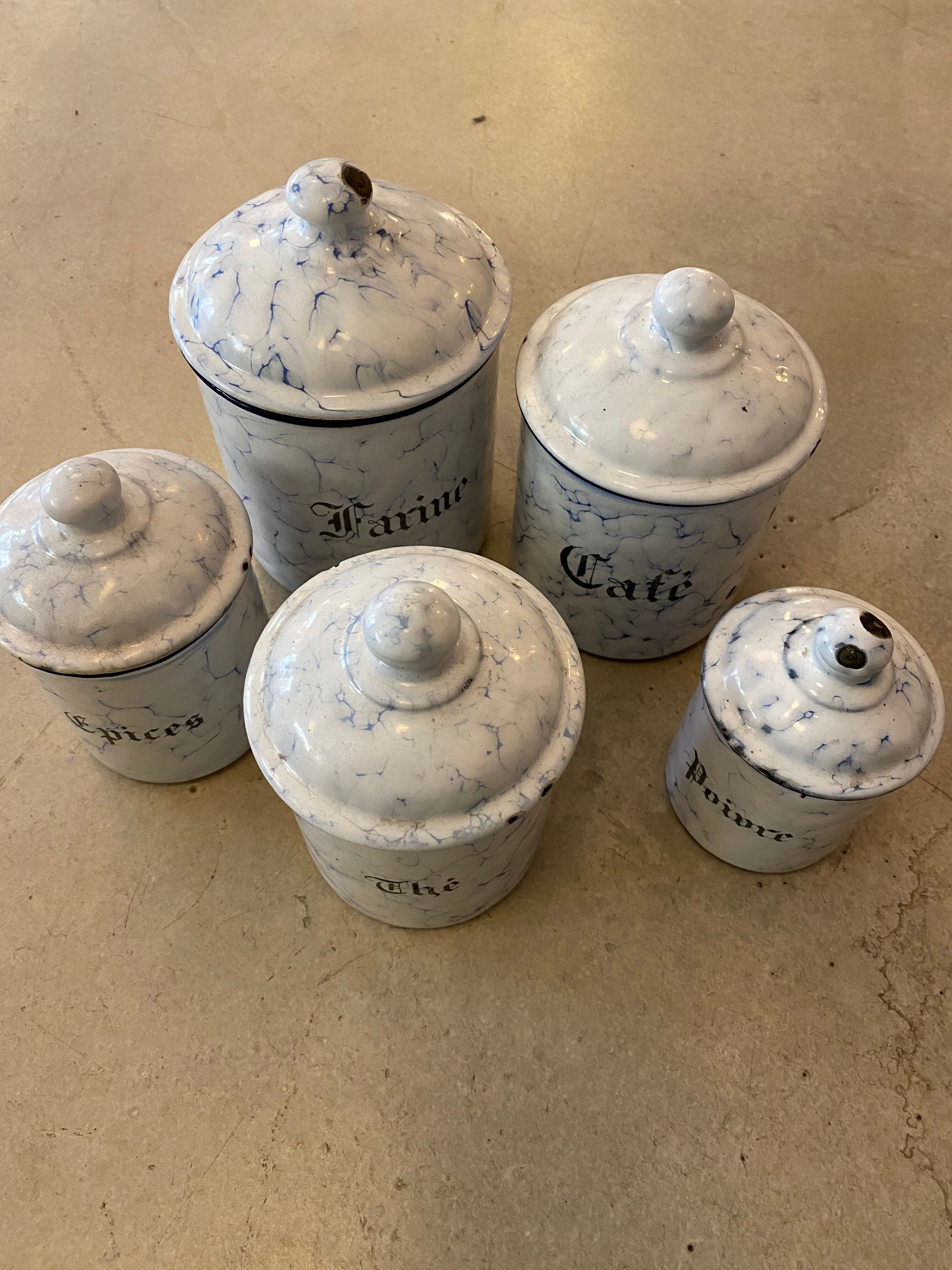 Ensemble de pots de cuisine en tôle