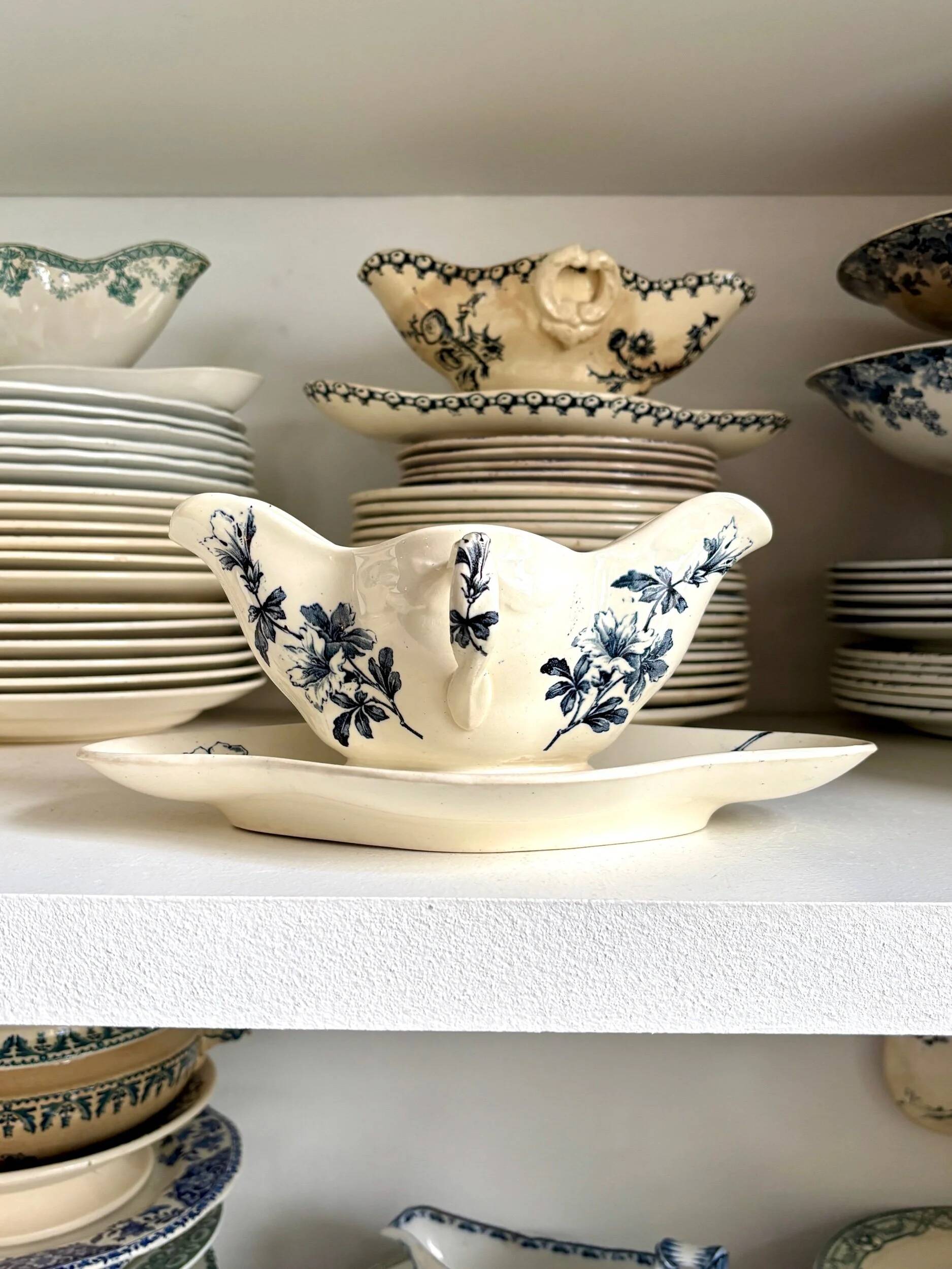 Saucière Lunéville en terre de fer bleue, service "Azaléa"