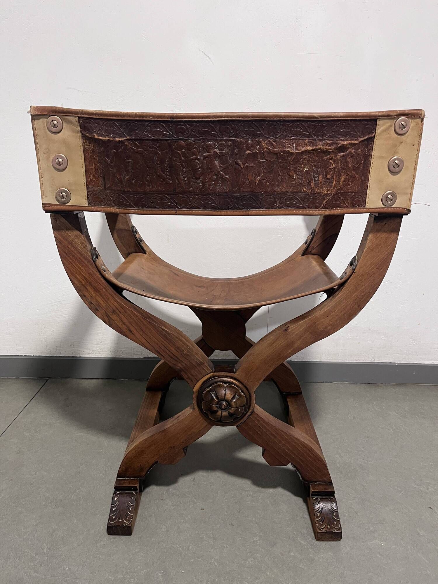 Siège Curule Rare en Bois Sculpté et Cuir Repoussé – Signé P.C. SCAFA Naple