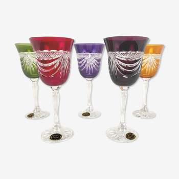 Série de cinq verres à pied de couleur en cristal